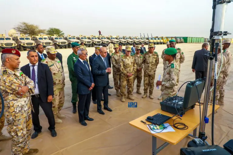 Larmée mauritanienne expose son nouvel arsenal devant le président de