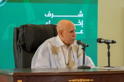 La richesse gazière : 1,3 million de dollars pour chaque cargaison Le chef de l’état a déclaré que la Mauritanie percevait actuellement environ 1,3 million de dollars pour chaque cargaison de gaz provenant du gisement « Grande Tortue-Ahmeyime », précisant que la Société nationale des hydrocarbures ne tire pas profit des recettes correspondant à sa part pour le moment, car celles-ci servent à rembourser un prêt de 300 millions de dollars qui a financé sa participation au projet. Ould Cheikh El Ghazouani a précisé que la Mauritanie avait opté pour une part de 7 % dans le gisement, contre 10 % pour le Sénégal, soulignant que ce partenariat exigeait une contribution financière et qu’il n’était pas gratuit. Il a ajouté que l’obtention du financement avait été difficile, car tout bailleur de fonds exigeant une telle somme impose des intérêts et des garanties, précisant que le financement avait été obtenu auprès de la société « BP », chargée du développement du projet, moyennant des garanties liées au projet. Le président mauritanien a indiqué que la première cargaison de gaz avait été exportée début 2025 et que, depuis cette date, le nombre de cargaisons s’élevait à 19, le rythme des exportations s’étant accéléré au cours de l’année en cours.
