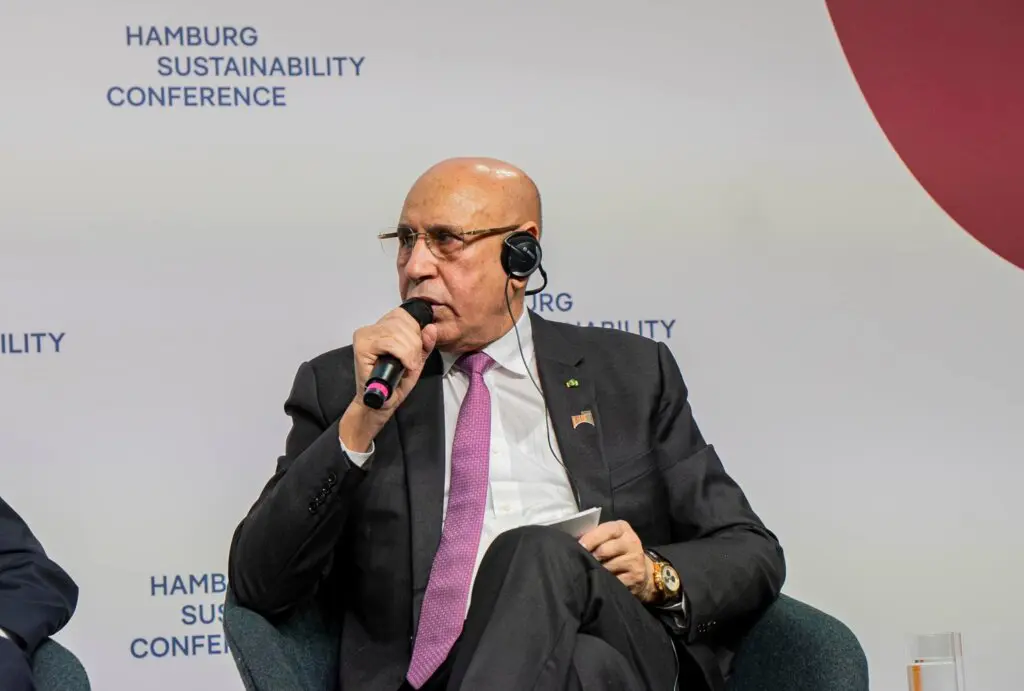Les recrutements en cours destinés aux jeunes vont insuffler un sang neuf à l’administration Le président mauritanien Mohamed Ould Cheikh El Ghazouani a déclaré que son gouvernement s’efforçait d’intégrer les jeunes dans l’administration et à divers postes à responsabilité, précisant que les recrutements en cours dans des secteurs tels que la santé et l’éducation visaient des milliers de jeunes dans le but de renouveler les compétences et d’apporter du sang neuf au sein de l’appareil administratif. Le président mauritanien a rejeté les critiques selon lesquelles rien n’aurait été accompli en faveur des jeunes, affirmant que l’État s’était employé à les impliquer dans les domaines politique et économique, tout en renforçant leur présence dans l’administration et les institutions publiques. Le président a indiqué que les recrutements en cours au sein du ministère de la Santé, du secteur de l’Éducation et d’un certain nombre d’autres secteurs concernent un grand nombre de jeunes, précisant que certains d’entre eux ont été menés de manière transparente et qu’ils visent environ trois mille jeunes, filles et garçons.