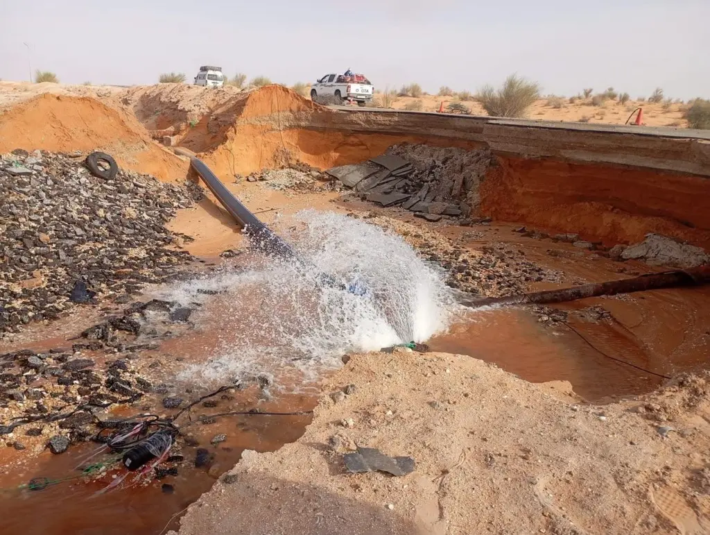 Effondrement partiel d’une partie du tronçon de la route de l’Espoir près d’Idini des suites de dégâts d’une canalisation d’eau